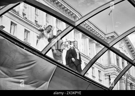 Bulgaria, Sofia; 22 settembre 2023, sposi novelli bulgari in una piazza centrale della città - EDITORIALE Foto Stock