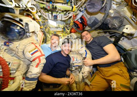 Stazione spaziale Internazionale, orbita terrestre. 20 aprile 2024. L'astronauta della NASA Matthew Dominick, al centro, posa con i cosmonauti di Roscosmos Oleg Kononenko, a sinistra, e Nikolai Chub, a destra, prima della loro passeggiata spaziale all'interno del modulo Poisk sulla stazione spaziale Internazionale, 20 aprile 2024, in Earth Orbit. Credito: Astronaut provided/NASA/Alamy Live News Foto Stock
