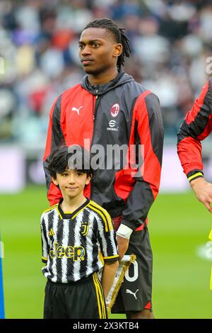 Rafael Leao dell'AC Milan durante la partita tra Juventus FC e AC Milan il 30 aprile 2024 all'Allianz Stadium di Torino. Foto Stock