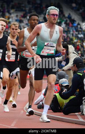 Philadelphia, Stati Uniti. 27 aprile 2024. Yared Nuguse degli Stati Uniti e Oliver Hoare dell'Australia in azione nell'Olympic Development Men's Mile Run Elite il terzo giorno del 128° Penn Relays Carnival, mentre gli atleti gareggiano nel più grande incontro di atletica leggera degli Stati Uniti al Franklin Field di Philadelphia, PA, USA il 27 aprile 2024. (Foto di Bastiaan Slabbers/Sipa USA) credito: SIPA USA/Alamy Live News Foto Stock