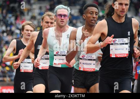 Philadelphia, Stati Uniti. 27 aprile 2024. Yared Nuguse degli Stati Uniti e Oliver Hoare dell'Australia in azione nell'Olympic Development Men's Mile Run Elite il terzo giorno del 128° Penn Relays Carnival, mentre gli atleti gareggiano nel più grande incontro di atletica leggera degli Stati Uniti al Franklin Field di Philadelphia, PA, USA il 27 aprile 2024. (Foto di Bastiaan Slabbers/Sipa USA) credito: SIPA USA/Alamy Live News Foto Stock