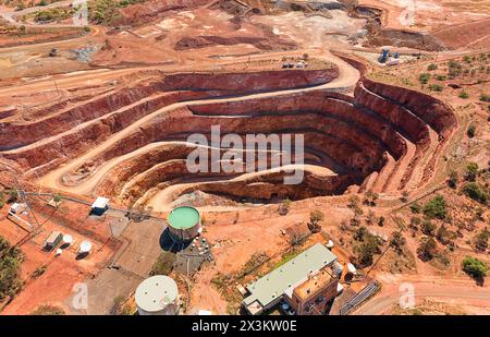 Terra rossa australiana Outback nella città di Cobar con miniera di rame a cielo aperto - vista dall'alto verso il basso. Foto Stock