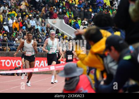 Philadelphia, Stati Uniti. 27 aprile 2024. Yared Nuguse degli Stati Uniti e Oliver Hoare dell'Australia in azione nell'Olympic Development Men's Mile Run Elite il terzo giorno del 128° Penn Relays Carnival, mentre gli atleti gareggiano nel più grande incontro di atletica leggera degli Stati Uniti al Franklin Field di Philadelphia, PA, USA il 27 aprile 2024. (Foto di Bastiaan Slabbers/Sipa USA) credito: SIPA USA/Alamy Live News Foto Stock