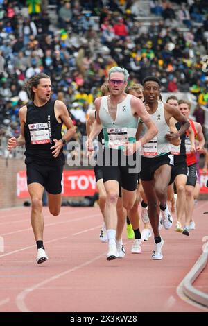 Philadelphia, Stati Uniti. 27 aprile 2024. Yared Nuguse degli Stati Uniti e Oliver Hoare dell'Australia in azione nell'Olympic Development Men's Mile Run Elite il terzo giorno del 128° Penn Relays Carnival, mentre gli atleti gareggiano nel più grande incontro di atletica leggera degli Stati Uniti al Franklin Field di Philadelphia, PA, USA il 27 aprile 2024. (Foto di Bastiaan Slabbers/Sipa USA) credito: SIPA USA/Alamy Live News Foto Stock