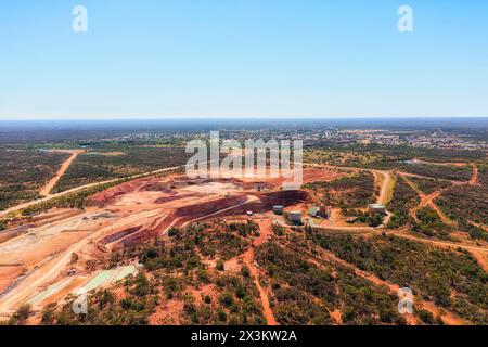 Paesaggio panoramico aereo della miniera di rame di Cobar e della lontana città nel nuovo Galles del Sud dell'Australia. Foto Stock