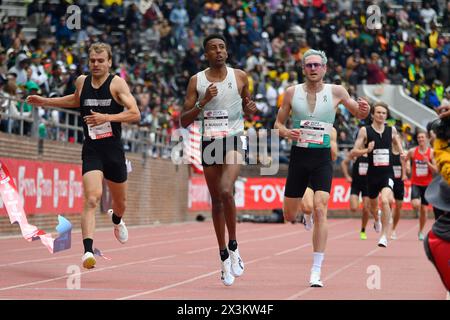 Philadelphia, Stati Uniti. 27 aprile 2024. Yared Nuguse degli Stati Uniti finisce in 3:51.06, seguito da Oliver Hoare dell'Australia nella Olympic Development Men's Mile Run Elite il terzo giorno del 128° Penn Relays Carnival, mentre gli atleti gareggiano nel più grande incontro in pista e campo degli Stati Uniti al Franklin Field di Philadelphia, PA, USA il 27 aprile 2024. (Foto di Bastiaan Slabbers/Sipa USA) credito: SIPA USA/Alamy Live News Foto Stock