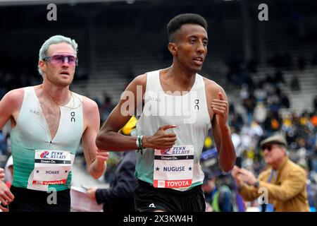 Philadelphia, Stati Uniti. 27 aprile 2024. Yared Nuguse degli Stati Uniti e Oliver Hoare dell'Australia in azione nell'Olympic Development Men's Mile Run Elite il terzo giorno del 128° Penn Relays Carnival, mentre gli atleti gareggiano nel più grande incontro di atletica leggera degli Stati Uniti al Franklin Field di Philadelphia, PA, USA il 27 aprile 2024. (Foto di Bastiaan Slabbers/Sipa USA) credito: SIPA USA/Alamy Live News Foto Stock