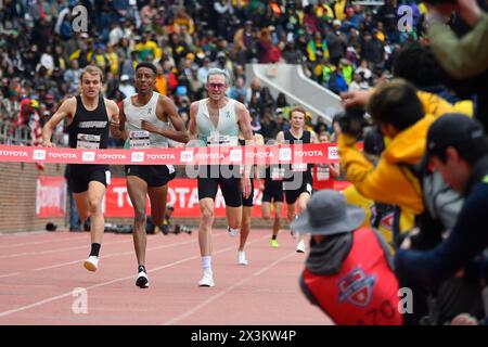 Philadelphia, Stati Uniti. 27 aprile 2024. Yared Nuguse degli Stati Uniti e Oliver Hoare dell'Australia in azione nell'Olympic Development Men's Mile Run Elite il terzo giorno del 128° Penn Relays Carnival, mentre gli atleti gareggiano nel più grande incontro di atletica leggera degli Stati Uniti al Franklin Field di Philadelphia, PA, USA il 27 aprile 2024. (Foto di Bastiaan Slabbers/Sipa USA) credito: SIPA USA/Alamy Live News Foto Stock