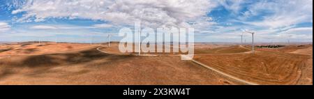 Mulini a vento che generano energia elettrica sulle cime delle colline del remoto entroterra dell'Australia meridionale - panorama aereo. Foto Stock