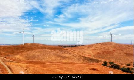 Ampia vista delle turbine eoliche sulle cime delle colline nella remota Australia meridionale che generano energia rinnovabile dall'energia eolica. Foto Stock