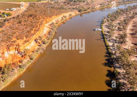Vista aerea da sinistra a destra dall'alto verso il basso del torrente Murray presso Red Cliffs a Victoria e NSW, Austalia. Foto Stock
