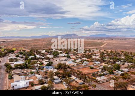 Hawker Town Street e case in vista aerea verso le lontane Flinders Ranges nell'Australia meridionale. Foto Stock