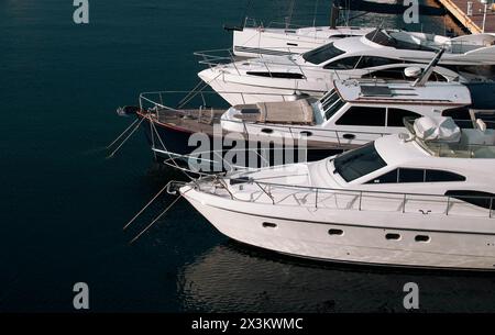 Yacht di lusso con ponte in legno ancorato nel Mar Nero Foto Stock