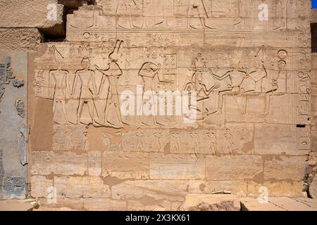 Un rilievo raffigurante l'incoronazione di Ramsete II da parte delle divinità egiziane Amun, Mut e Khonsu al Ramesseum sulla sponda occidentale di Luxor, in Egitto Foto Stock