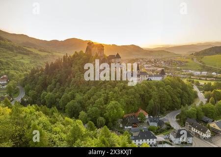 Castello medievale di Oravsky Hrad all'alba in Slovacchia. Vista aerea Foto Stock