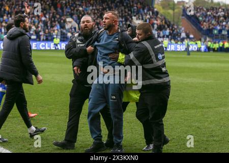 Sheffield, Regno Unito. 27 aprile 2024. Fan viene arrestato per aver corso in campo durante la partita del Sheffield Wednesday FC contro West Bromwich Albion FC Sky bet EFL Championship all'Hillsborough Stadium, Sheffield, Inghilterra, Regno Unito il 27 aprile 2024 Credit: Every Second Media/Alamy Live News Foto Stock