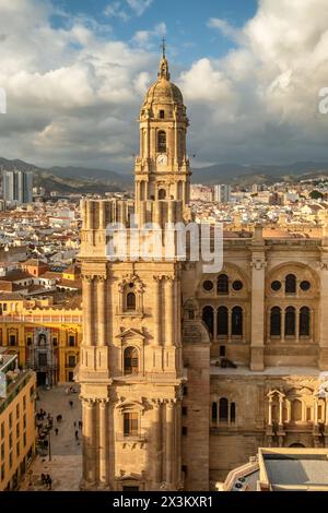 Panorama urbano di Malaga con splendida cattedrale al tramonto, Spagna Foto Stock