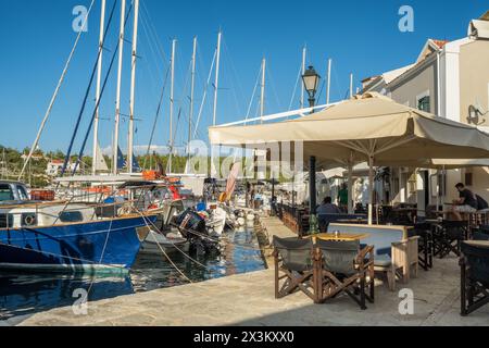 Barche a vela ormeggiate nel villaggio di pescatori di Fiscardo, Cefalonia, Grecia. Foto Stock