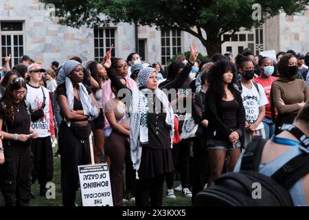 26 aprile 2024, Atlanta, Georgia, USA: Fondatore del Ministero di Atlanta con gli studenti internazionali Peachtree Presbyterian Church, Repubblica Democratica palestinese. FAHED ABU-AKEL, 78 anni, nato in Galilea, e sopravvissuto a Nakba. Parlando con una folla di manifestanti durante una manifestazione e una marcia tenutasi nel campus dell'università. La protesta si è tenuta in solidarietà con gli studenti universitari di tutta l'America chiedendo che le loro rispettive scuole disinvestano risorse che contribuiscono all'assedio in corso da parte di Israele della Striscia di Gaza. Il “1948 Nakba”, è stato quando 750.000 palestinesi, il 80% della popolazione in quello che sarebbe diventato lo Stato di Israele, sono stati espatriati Foto Stock