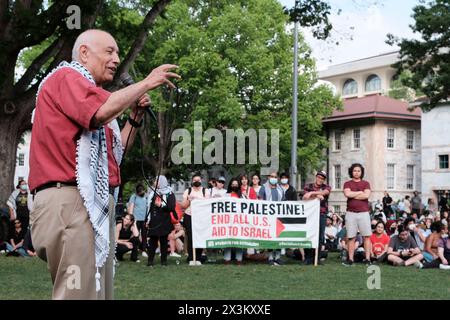 26 aprile 2024, Atlanta, Georgia, USA: Fondatore del Ministero di Atlanta con gli studenti internazionali Peachtree Presbyterian Church, Repubblica Democratica palestinese. FAHED ABU-AKEL, 78 anni, nato in Galilea, e sopravvissuto a Nakba. Parlando con una folla di manifestanti durante una manifestazione e una marcia tenutasi nel campus dell'università. La protesta si è tenuta in solidarietà con gli studenti universitari di tutta l'America chiedendo che le loro rispettive scuole disinvestano risorse che contribuiscono all'assedio in corso da parte di Israele della Striscia di Gaza. Il “1948 Nakba”, è stato quando 750.000 palestinesi, il 80% della popolazione in quello che sarebbe diventato lo Stato di Israele, sono stati espatriati Foto Stock