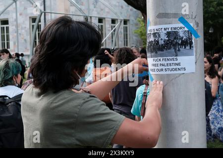 26 aprile 2024, Atlanta, Georgia, USA: Fondatore del Ministero di Atlanta con gli studenti internazionali Peachtree Presbyterian Church, Repubblica Democratica palestinese. FAHED ABU-AKEL, 78 anni, nato in Galilea, e sopravvissuto a Nakba. Parlando con una folla di manifestanti durante una manifestazione e una marcia tenutasi nel campus dell'università. La protesta si è tenuta in solidarietà con gli studenti universitari di tutta l'America chiedendo che le loro rispettive scuole disinvestano risorse che contribuiscono all'assedio in corso da parte di Israele della Striscia di Gaza. Il “1948 Nakba”, è stato quando 750.000 palestinesi, il 80% della popolazione in quello che sarebbe diventato lo Stato di Israele, sono stati espatriati Foto Stock