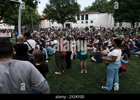 26 aprile 2024, Atlanta, Georgia, USA: Fondatore del Ministero di Atlanta con gli studenti internazionali Peachtree Presbyterian Church, Repubblica Democratica palestinese. FAHED ABU-AKEL, 78 anni, nato in Galilea, e sopravvissuto a Nakba. Parlando con una folla di manifestanti durante una manifestazione e una marcia tenutasi nel campus dell'università. La protesta si è tenuta in solidarietà con gli studenti universitari di tutta l'America chiedendo che le loro rispettive scuole disinvestano risorse che contribuiscono all'assedio in corso da parte di Israele della Striscia di Gaza. Il “1948 Nakba”, è stato quando 750.000 palestinesi, il 80% della popolazione in quello che sarebbe diventato lo Stato di Israele, sono stati espatriati Foto Stock