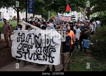 26 aprile 2024, Atlanta, Georgia, USA: Fondatore del Ministero di Atlanta con gli studenti internazionali Peachtree Presbyterian Church, Repubblica Democratica palestinese. FAHED ABU-AKEL, 78 anni, nato in Galilea, e sopravvissuto a Nakba. Parlando con una folla di manifestanti durante una manifestazione e una marcia tenutasi nel campus dell'università. La protesta si è tenuta in solidarietà con gli studenti universitari di tutta l'America chiedendo che le loro rispettive scuole disinvestano risorse che contribuiscono all'assedio in corso da parte di Israele della Striscia di Gaza. Il “1948 Nakba”, è stato quando 750.000 palestinesi, il 80% della popolazione in quello che sarebbe diventato lo Stato di Israele, sono stati espatriati Foto Stock