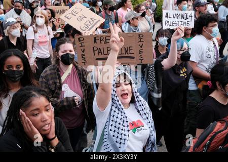 26 aprile 2024, Atlanta, Georgia, USA: Fondatore del Ministero di Atlanta con gli studenti internazionali Peachtree Presbyterian Church, Repubblica Democratica palestinese. FAHED ABU-AKEL, 78 anni, nato in Galilea, e sopravvissuto a Nakba. Parlando con una folla di manifestanti durante una manifestazione e una marcia tenutasi nel campus dell'università. La protesta si è tenuta in solidarietà con gli studenti universitari di tutta l'America chiedendo che le loro rispettive scuole disinvestano risorse che contribuiscono all'assedio in corso da parte di Israele della Striscia di Gaza. Il “1948 Nakba”, è stato quando 750.000 palestinesi, il 80% della popolazione in quello che sarebbe diventato lo Stato di Israele, sono stati espatriati Foto Stock