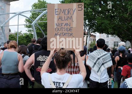 26 aprile 2024, Atlanta, Georgia, USA: Fondatore del Ministero di Atlanta con gli studenti internazionali Peachtree Presbyterian Church, Repubblica Democratica palestinese. FAHED ABU-AKEL, 78 anni, nato in Galilea, e sopravvissuto a Nakba. Parlando con una folla di manifestanti durante una manifestazione e una marcia tenutasi nel campus dell'università. La protesta si è tenuta in solidarietà con gli studenti universitari di tutta l'America chiedendo che le loro rispettive scuole disinvestano risorse che contribuiscono all'assedio in corso da parte di Israele della Striscia di Gaza. Il “1948 Nakba”, è stato quando 750.000 palestinesi, il 80% della popolazione in quello che sarebbe diventato lo Stato di Israele, sono stati espatriati Foto Stock