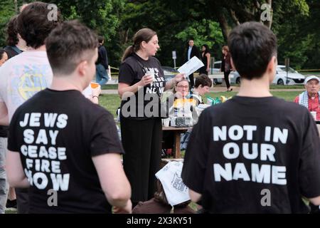 26 aprile 2024, Atlanta, Georgia, USA: Fondatore del Ministero di Atlanta con gli studenti internazionali Peachtree Presbyterian Church, Repubblica Democratica palestinese. FAHED ABU-AKEL, 78 anni, nato in Galilea, e sopravvissuto a Nakba. Parlando con una folla di manifestanti durante una manifestazione e una marcia tenutasi nel campus dell'università. La protesta si è tenuta in solidarietà con gli studenti universitari di tutta l'America chiedendo che le loro rispettive scuole disinvestano risorse che contribuiscono all'assedio in corso da parte di Israele della Striscia di Gaza. Il “1948 Nakba”, è stato quando 750.000 palestinesi, il 80% della popolazione in quello che sarebbe diventato lo Stato di Israele, sono stati espatriati Foto Stock