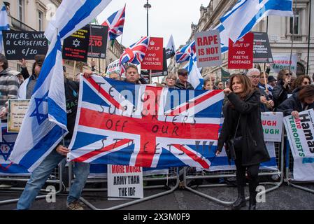 Londra, Regno Unito. 27 aprile 2024. I manifestanti hanno una bandiera Union Jack con un messaggio sopra, durante la manifestazione. La contro-protesta pro-Israele è stata messa in scena nel centro di Londra, durante la marcia nazionale pro-Palestina. I manifestanti chiedono il rilascio di ostaggi e di smettere di sostenere Hamas a Gaza. (Foto di Krisztian Elek/SOPA Images/Sipa USA) credito: SIPA USA/Alamy Live News Foto Stock