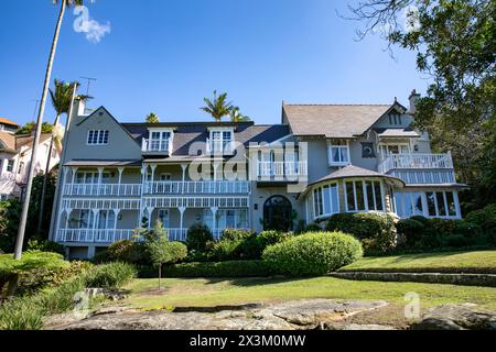 Casa di famiglia in stile architettonico Arts and Cremorne Point con vista sulla Mosman Bay, vista dalla passeggiata costiera di cremorne, Sydney, NSW, Australia Foto Stock