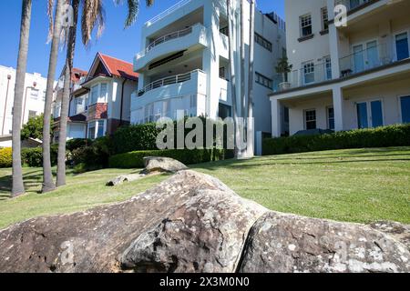 Casa di famiglia in stile architettonico Arts and Cremorne Point con vista sulla Mosman Bay, vista dalla passeggiata costiera di cremorne, Sydney, NSW, Australia Foto Stock