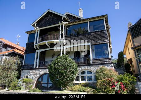 Casa di famiglia in stile architettonico Arts and Cremorne Point con vista sulla Mosman Bay, vista dalla passeggiata costiera di cremorne, Sydney, NSW, Australia Foto Stock