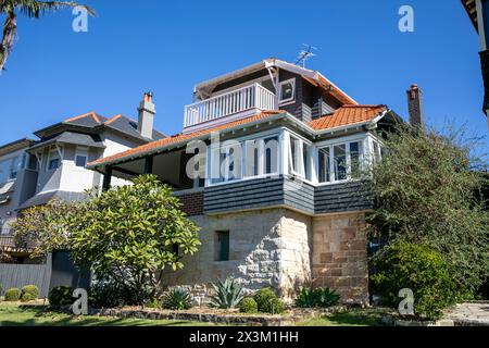 Casa di famiglia in stile architettonico Arts and Cremorne Point con vista sulla Mosman Bay, vista dalla passeggiata costiera di cremorne, Sydney, NSW, Australia Foto Stock