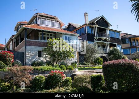 Casa di famiglia in stile architettonico Arts and Cremorne Point con vista sulla Mosman Bay, vista dalla passeggiata costiera di cremorne, Sydney, NSW, Australia Foto Stock