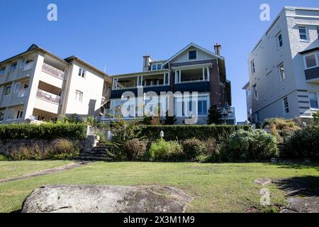 Casa di famiglia in stile architettonico Arts and Cremorne Point con vista sulla Mosman Bay, vista dalla passeggiata costiera di cremorne, Sydney, NSW, Australia Foto Stock