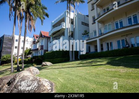Casa di famiglia in stile architettonico Arts and Cremorne Point con vista sulla Mosman Bay, vista dalla passeggiata costiera di cremorne, Sydney, NSW, Australia Foto Stock