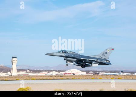 Il fotografo civile Todd Schannuth, con il 412th test Wing, viene trasportato in volo in F-16D 86-047 per una missione fotografica il 31 ottobre 2022 presso la Edwards Air Force base, California. I fotografi aerei che volano "Photo Chase" acquisiscono dati fotografici e video critici per l'analisi dei test post-volo da parte dei Flight test Engineers presso la Edwards AFB. (Foto Air Force di James West) Foto Stock
