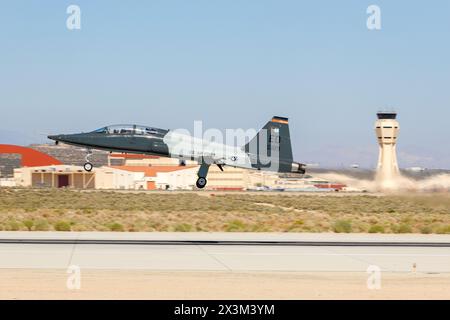 Il fotografo civile Todd Schannuth con il 412th test Wing viene trasportato in volo con il T-38C 64-189 per una missione di inseguimento fotografico il 18 settembre 2023 presso la Edwards Air Force base, California. I fotografi aerei che volano "inseguimento fotografico" catturano immagini fisse e dati video critici per l'analisi dei test post-volo da parte dei Flight test Engineers presso Edwards AFB. (Foto Air Force di Richard Gonzales) Foto Stock