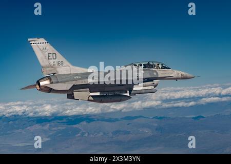 Un F-16D della Edwards AFB torna alla base dopo una missione di test Photo Chase per il 416th FLTS - The 'Skulls' - 7 novembre 2023 vicino alla Edwards Air Force base, California. Il fotografo dell'Air Force Bryce Bennett cattura un'immagine del collega fotografo Todd Schannuth sul sedile posteriore dell'F-16D 89-169 che, a sua volta, sta scattando una foto di Bennett in F-16D 87-392. (Foto US Air Force di Bryce Bennett) Foto Stock