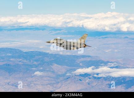Un F-16D esegue una missione di test Photo Chase per il 416th FLTS - The 'Skulls' - 7 novembre 2023 vicino alla Edwards Air Force base, California. Il fotografo dell'aeronautica Bryce Bennett cattura un'immagine del fotografo Todd Schannuth sul sedile posteriore dell'F-16D 89-169, sull'alto deserto. (Foto US Air Force di Bryce Bennett) Foto Stock