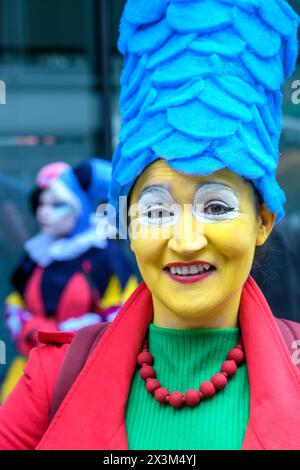 Cosplayer, vestita come Marge Simpson alla Parade of Wonders, segna l'inizio del weekend dell'Expo di Calgary. Foto Stock