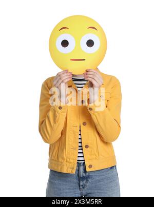 Donna che copre il viso con emoticon sorpresa su sfondo bianco Foto Stock