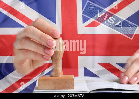 Esposizione multipla con donna che timbra la pagina del visto nel passaporto e bandiera della Gran Bretagna, primo piano Foto Stock