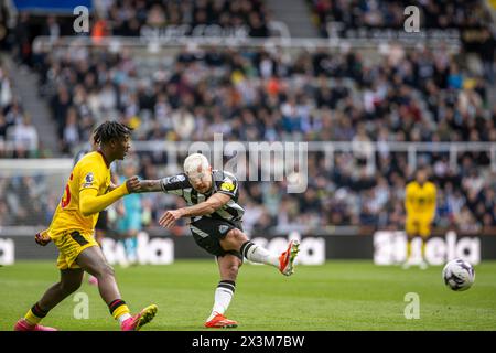 Newcastle upon Tyne, Regno Unito. 27 aprile 2024. Newcastle, Inghilterra, 27 aprile 2024: Bruno Guimarães del Newcastle United in azione durante la partita di calcio di Premier League tra Newcastle United e Sheffield United al St James Park di Newcastle, Inghilterra. (Richard Callis/SPP) credito: SPP Sport Press Photo. /Alamy Live News Foto Stock