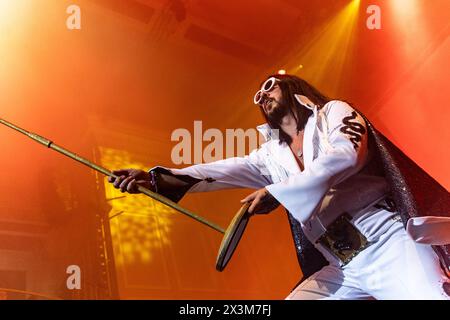 Newcastle, Regno Unito - Elvana, Elvis fronteggiò i Nirvana si esibirono il 27 aprile all'O2 City Hall di Newcastle nell'ultima notte del loro tour nel Regno Unito. Foto di Jill o'Donnell/Alamy Live News Foto Stock