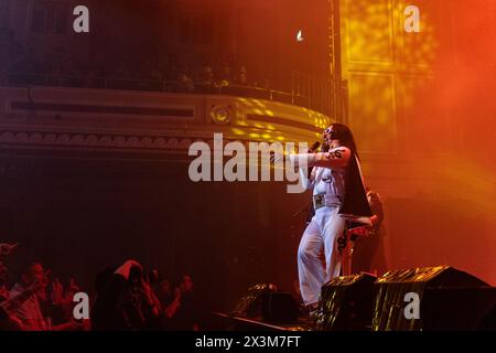 Newcastle, Regno Unito - Elvana, Elvis fronteggiò i Nirvana si esibirono il 27 aprile all'O2 City Hall di Newcastle nell'ultima notte del loro tour nel Regno Unito. Foto di Jill o'Donnell/Alamy Live News Foto Stock