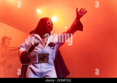 Newcastle, Regno Unito - Elvana, Elvis fronteggiò i Nirvana si esibirono il 27 aprile all'O2 City Hall di Newcastle nell'ultima notte del loro tour nel Regno Unito. Foto di Jill o'Donnell/Alamy Live News Foto Stock