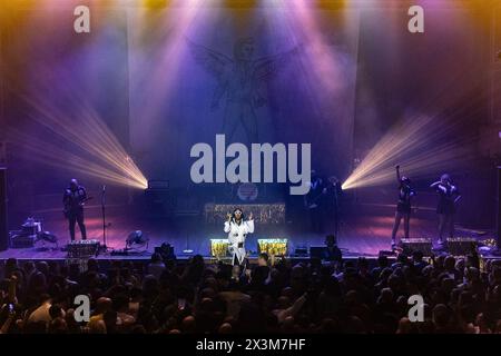 Newcastle, Regno Unito - Elvana, Elvis fronteggiò i Nirvana si esibirono il 27 aprile all'O2 City Hall di Newcastle nell'ultima notte del loro tour nel Regno Unito. Foto di Jill o'Donnell/Alamy Live News Foto Stock